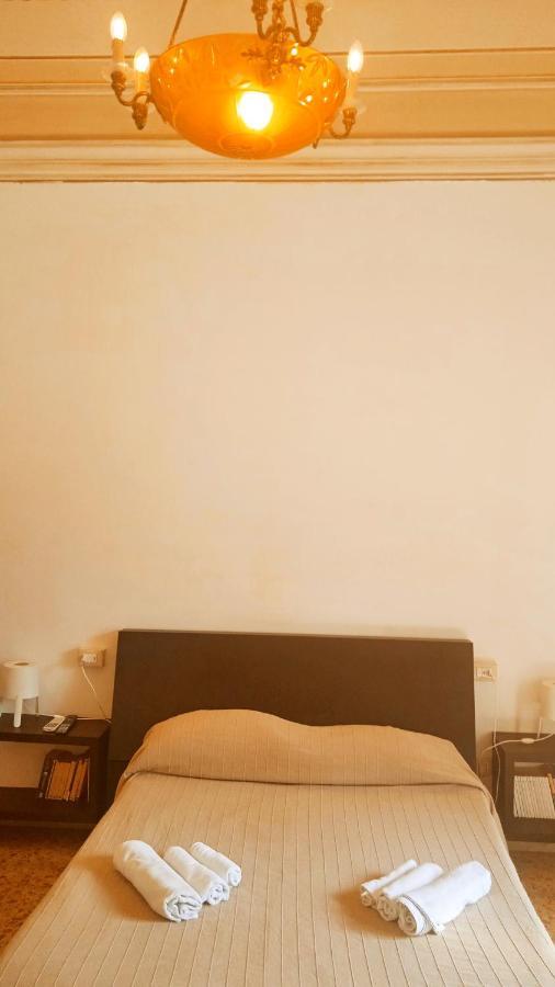 カターニア Bed And Books Isabella Bed & Breakfast エクステリア 写真